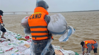 Công an Đà Nẵng cùng lực lượng Quân đội và nhân dân nỗ lực bảo vệ kè An Lương