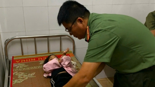 Đắk Lắk: Công an xã băng rừng, vượt bão đưa bé gái đi cấp cứu