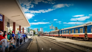 Tiếng còi tàu giục giã phố khuya