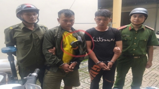 Công an xã bắt 2 đối tượng có tiền án mang bình xịt hơi cay đi trộm cắp