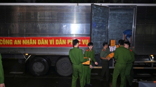 Bộ Công an khẩn trương vận chuyển hàng cứu trợ cho nhân dân vùng lũ