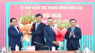 Bàn giao công tác của Chủ nhiệm Ủy ban Kiểm tra Trung ương
