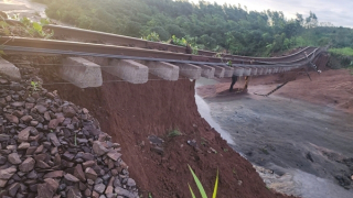 Đường sắt bị trôi nền đường do bão số 13