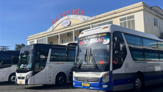 Chuyển tải bằng ô tô cho gần 1.000 hành khách tàu Thống Nhất qua đoạn đường sắt sạt lở