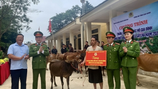 Trường Cao đẳng Cảnh sát nhân dân I trao quà cho bà con vùng lũ Cao Bằng