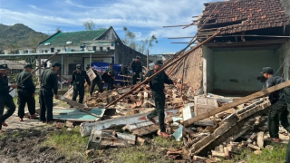 CSCĐ giúp người dân miền Trung dọn đường, sửa nhà sau bão Kalmaegi