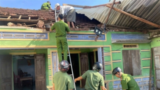 Công an các xã phía Đông Đắk Lắk nỗ lực giúp dân khắc phục hậu quả bão Kalmaegi