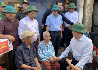 Phó Thủ tướng Chính phủ Mai Văn Chính thăm, tặng quà người dân bị ảnh hưởng bão số 13