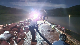 Trắng đêm cứu hồ chứa 1,7 triệu m3 nước trước nguy cơ bị vỡ đập