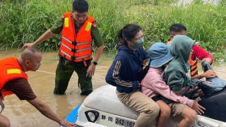 Nửa đêm, Công an tới từng nhà hỗ trợ di dời người dân