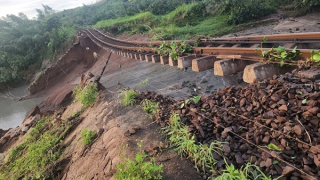 Huy động hàng trăm công nhân ngày đêm khắc phục sự cố nền đường sắt bị cuốn trôi