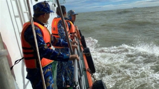 Tìm thấy 1 trong 3 người dân Lý Sơn bị sóng cuốn, trôi dạt 2 đêm trên biển