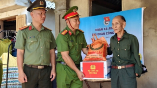 Quà của Bộ Công an đến với đồng bào vùng bị chia cắt ở vùng biên giới Đà Nẵng