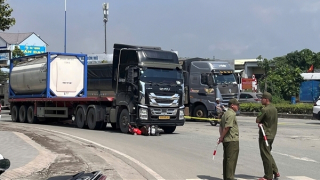 Xe đầu kéo va chạm với xe máy, 3 người tử vong