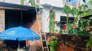 Công an Gia Lai giúp gia đình chính sách, neo người sửa nhà hỏng do bão