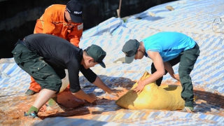 Cảnh sát Cơ động xung kích cứu hồ 1,7 triệu m3 nước ở Lâm Đồng