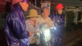 Vợ chồng già bị sập nhà trong đêm bão được lực lượng Công an giải cứu kịp thời