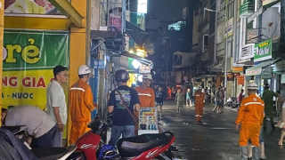 TP Hồ Chí Minh: Một thanh niên nghi bị điện giật tử vong khi đi qua đường ngập nước