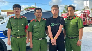 Kẻ cướp giật tại tiệm vàng ở TP Hồ Chí Minh trên đường tẩu thoát thì bị bắt giữ