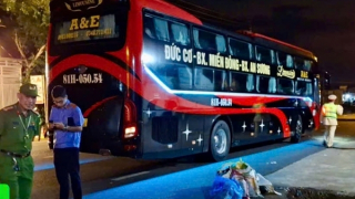 Xe khách va chạm xe máy, 2 vợ chồng tử vong