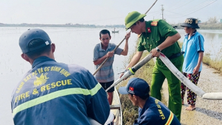 Lực lượng cảnh sát PCCC Công an tỉnh Gia Lai tiếp nước sạch cho người dân sau lũ