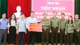 Bộ Công an trao 5 tỷ đồng hỗ trợ Hà Tĩnh khắc phục hậu quả bão số 10