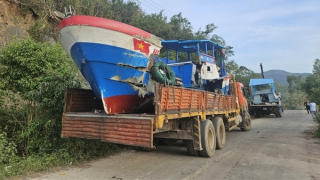 Sau bão số 13, ngư dân Đắk Lắk chạy đua sửa thuyền để vươn khơi trở lại