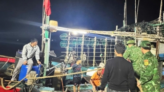 Cứu sống 7 ngư dân chơi vơi giữa biển do bị chìm tàu
