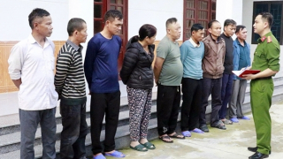 Nhóm đánh bạc dùng chiêu đến thăm hương đám hiếu rồi tụ tập “quây chiếu”