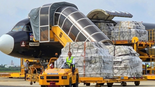 Tiếp nhận hàng viện trợ khẩn cấp cho người dân bị ảnh hưởng mưa lũ tại Đà Nẵng