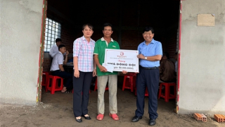 Nghĩa tình cựu CAND đến với gia đình cựu chiến binh ở Đồng Tháp