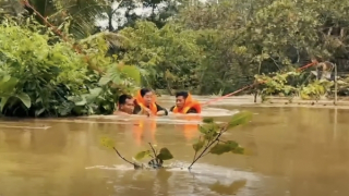 Công an xã cứu cụ bà hơn 70 tuổi cùng gia đình bị mắc kẹt giữa dòng nước lũ