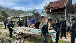 Lực lượng Công an tiếp tục giúp dân khắc phục hậu quả bão lũ