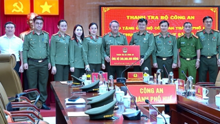 Thanh tra Bộ Công an chia sẻ khó khăn với CBCS và người dân vùng lũ lụt ở Huế