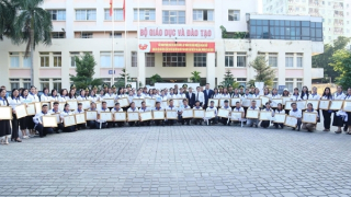 Biểu dương 80 thầy cô giáo tiêu biểu công tác tại 248 xã, phường, đặc khu vùng biên giới