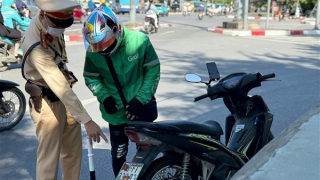 Một buổi sáng, CSGT xử lý gần 140 tài xế dán biển, dùng điện thoại khi lái xe