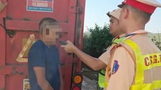 Tài xế chở hàng siêu trường dính nồng độ cồn bị phạt 79 triệu đồng