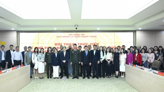 Chấm dứt hoàn toàn tình trạng xếp hàng dài để làm thủ tục xuất nhập cảnh