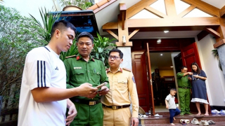 Công an Hà Nội đến từng hộ dân số hóa hồ sơ phương tiện