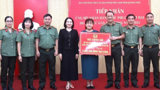 Bộ Công an trao 5 tỷ đồng hỗ trợ Quảng Ngãi khắc phục hậu quả do bão lũ