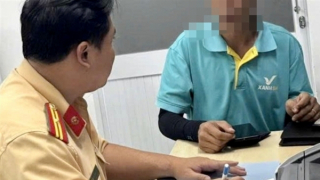 Tài xế taxi công nghệ bị phạt 19 triệu đồng vì đi ngược chiều