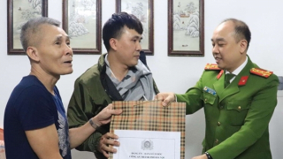 Công an TP Hà Nội thăm hỏi, động viên cán bộ Phòng Cảnh sát Hình sự bị thương khi làm nhiệm vụ