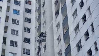 Dập tắt đám cháy căn hộ trên tầng 12, hàng trăm cư dân thoát nạn