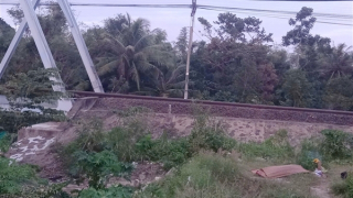 Đi bộ trên đường sắt, một người chết, một người may mắn thoát nạn