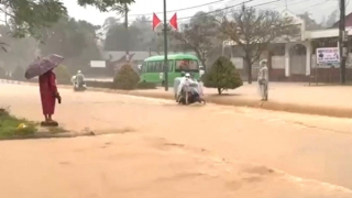 Huế: Mưa lớn khiến đường Hồ Chí Minh ngập nhiều điểm, 2 hồ thủy điện tăng cường điều tiết về hạ du