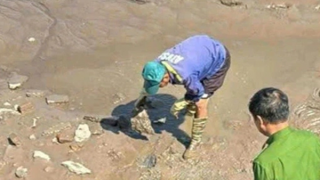 Tìm tung tích bộ xương người bị vùi lấp dưới lớp bùn ao