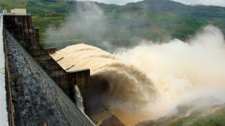 Mưa lớn diện rộng, nhiều hồ thủy điện ở Đà Nẵng phải xả tràn