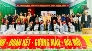 Nghĩa tình của lực lượng CSGT với đồng bào vùng lũ Nghệ An