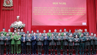 Xây dựng cán bộ kiểm tra các cấp trong CAND “trong sáng như gương, sắc bén như gươm”