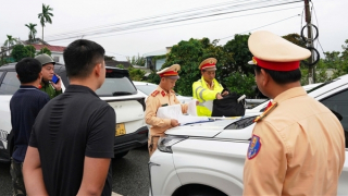 CSGT nhắc nhở, xử lý việc người dân đưa ô tô, xe máy tránh lũ, đỗ tuỳ tiện trên cầu